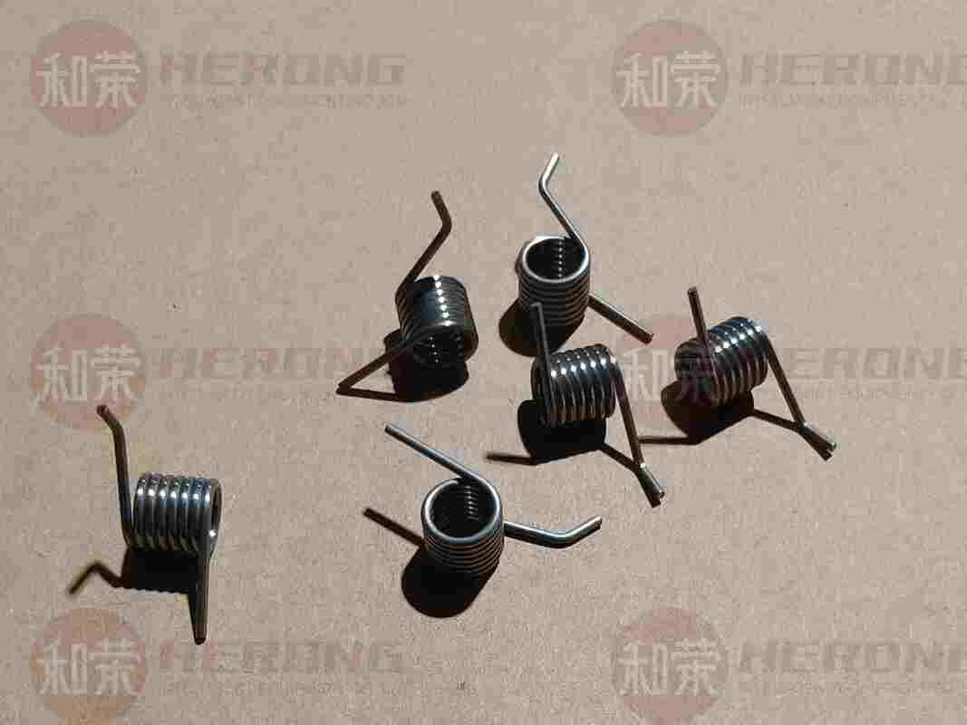 Neue hochwertige rechte Torsionsfeder für Hyosung CDU Klemmwagen 1,4+0D10,5*11,2L*7N ATM-Ersatzteile