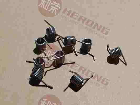 Neue hochwertige linke Torsionsfeder für Hyosung CDU Klemmwagen 1,4+0D10,5*11,2L*7N ATM-Ersatzteile